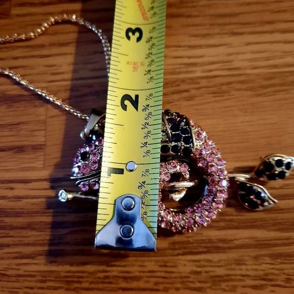 IGUANA Crystal Necklace - Picture 6 of 8